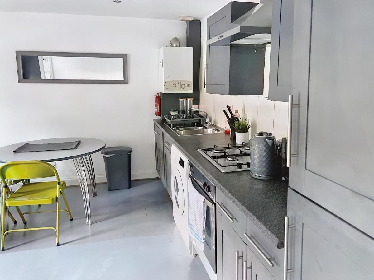 Lovely 2-Bedroom Serviced Apartment Greater London Bagian luar foto