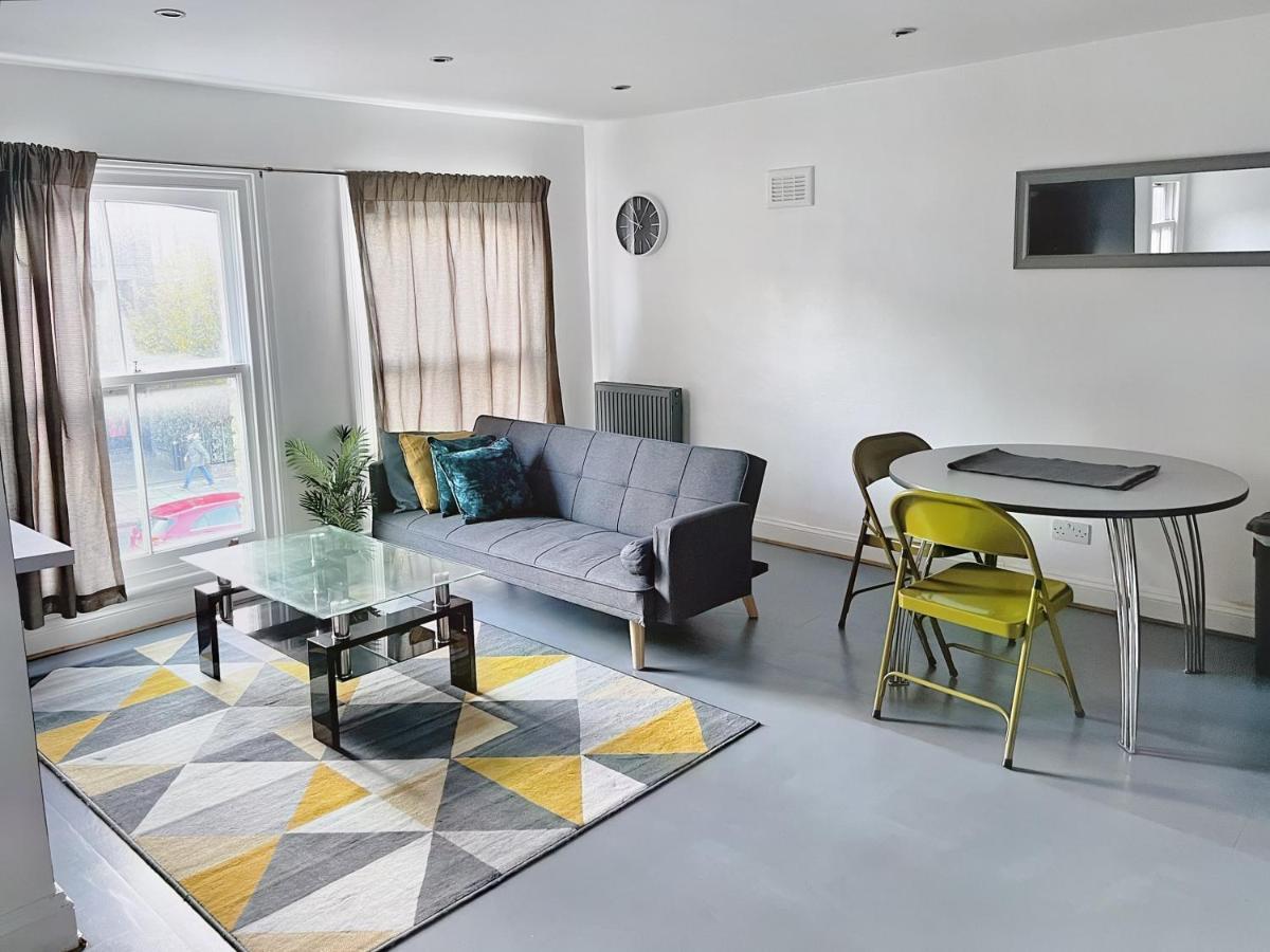 Lovely 2-Bedroom Serviced Apartment Greater London Bagian luar foto