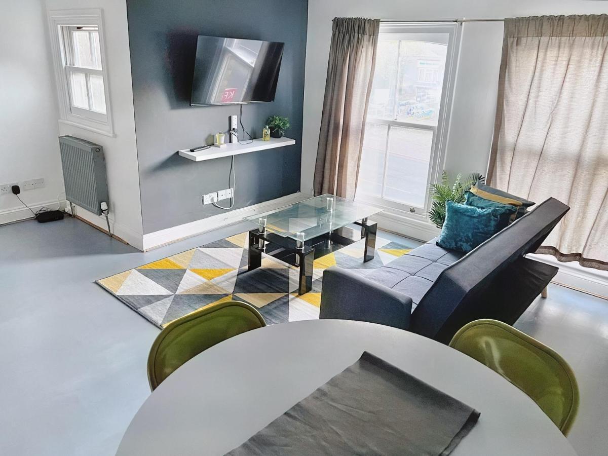 Lovely 2-Bedroom Serviced Apartment Greater London Bagian luar foto