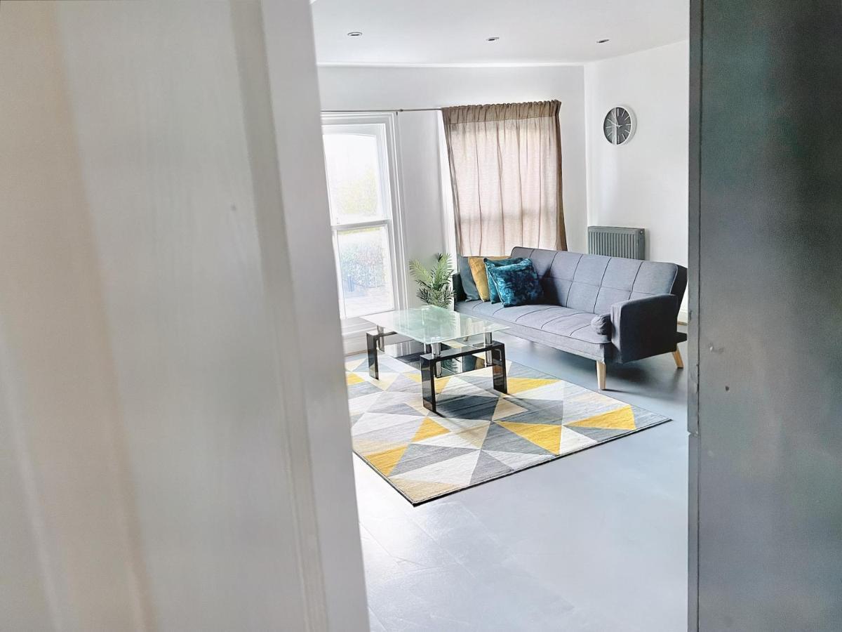 Lovely 2-Bedroom Serviced Apartment Greater London Bagian luar foto